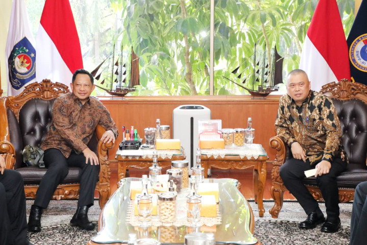 Mendagri Tito Karnavian dan Menhub Dudy Purwagandhi melakukan pembahasan Nataru di Kantor Pusat Kementerian Dalam Negeri (Kemendagri), Jakarta, Jumat (21/11/2025).