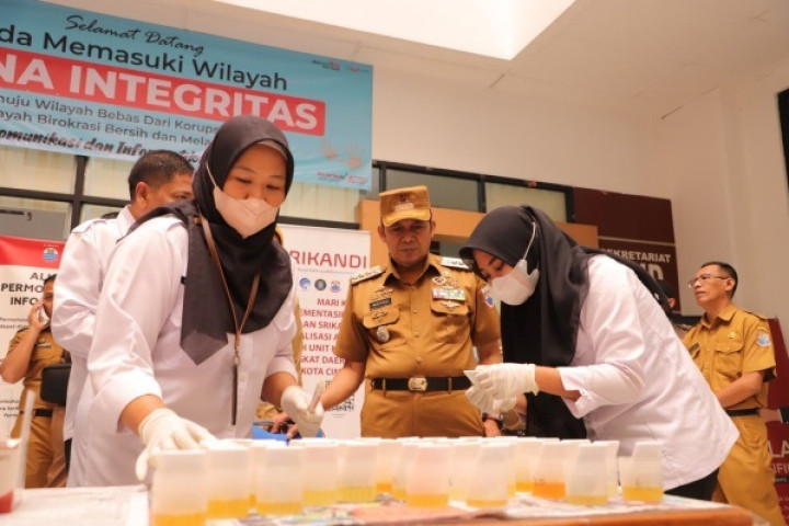 Wali Kota Cimahi Ngatiyana menyaksikan pelaksanaan Tes Urin bagi ASN di Lingkungan Pemkot Cimahi