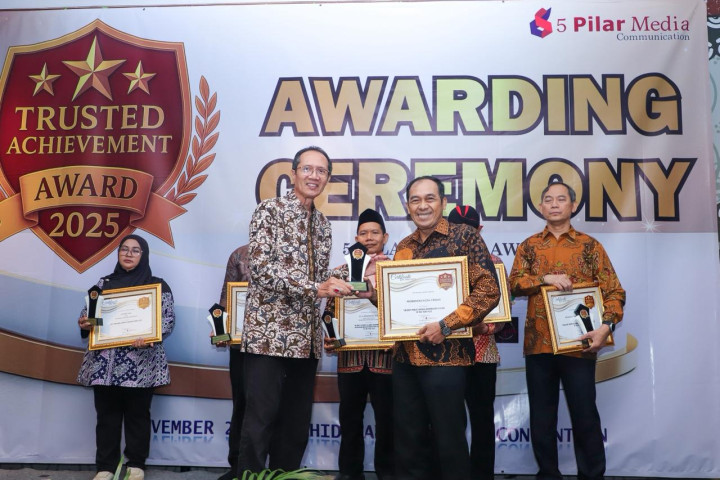 Wali Kota Cimahi, Ngatiyana, menerima Trusted Achievement Award 2025 sebagai Excellent Leader with Innovation in Improving Public Service, di Sahid Raya Hotel & Convention, Yogyakarta.