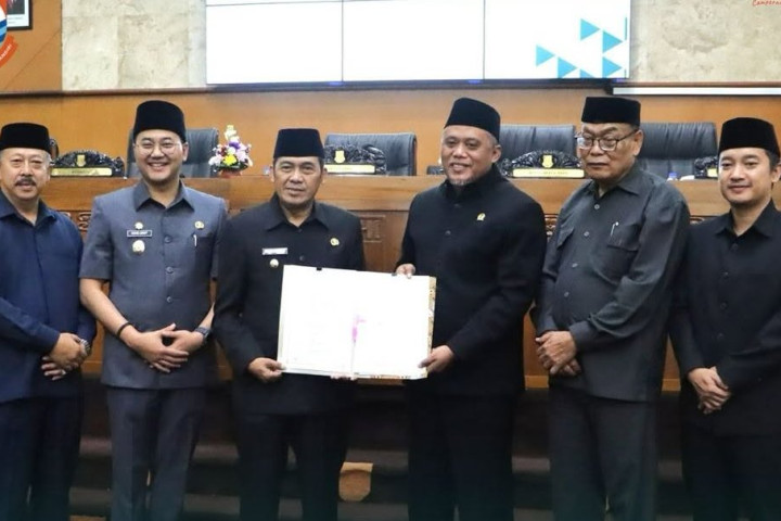 Wali Kota Cimahi Ngatiyana berfoto bersama Pimpinan DPRD Kota Cimahi, usai Rapat Paripurna.
