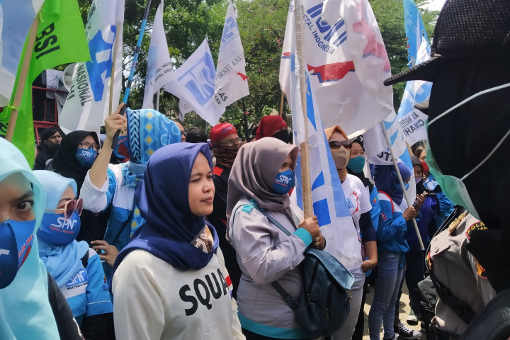 Aliansi Serikat Pekerja dan Serikat Buruh Kota Cimahi menggelar aksi demo menuntut kenaikan UMK, belum lama ini.