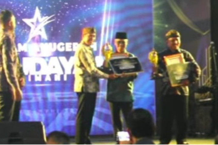 Wali Kota Cimahi Ngatiyana memberikan Anugerah Kebudayaan kepada pelestari kebudayaan, di AWC, Jum'at 28 November 2025 malam