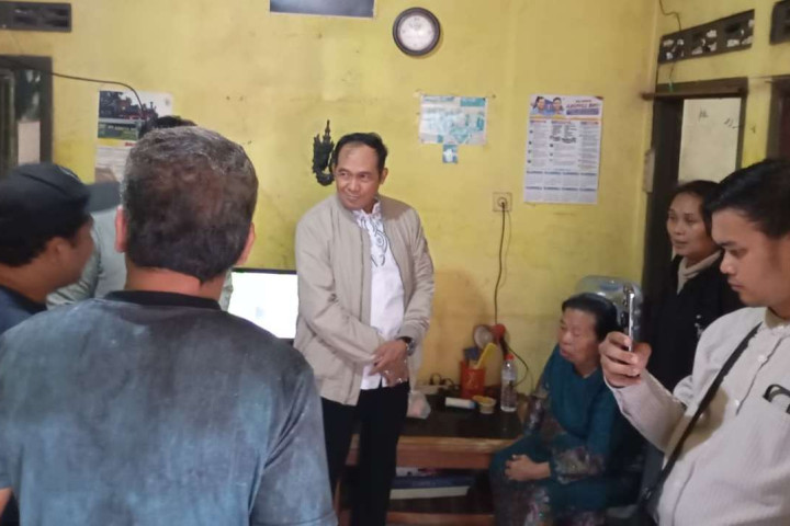 Wali Kota Cimahi Ngatiyana menjenguk warga Kampung Cilember Kelurahan Cigugurtengah Kota Cimahi, belum lama ini.