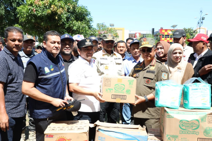Meninjau korban banjir di Aceh, Mendagri menyalurkan bantuan kepada para korban. Bantuan tersebut berupa susu bayi, minyak goreng, diaper, dan bahan makanan lainnya. 