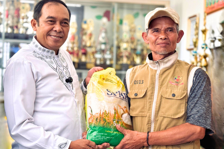 Wali Kota Cimahi menterahkan secara simbolis beras murah untuk warga Kelurahan Cibabat, akhir pekan kemarin