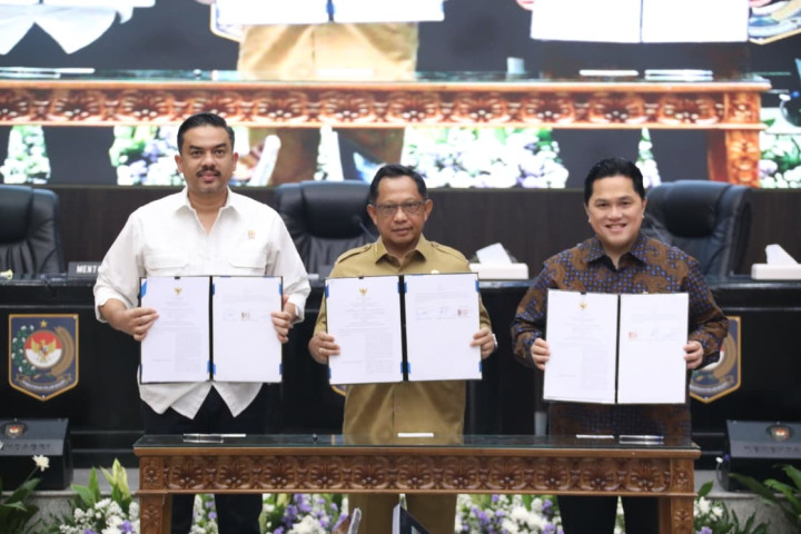 Penandatanganan Nota Kesepahaman (MoU) antara Kemendagri, Kemenpora dan Kementerian UMKM tentang Sinergi Pengelolaan dan Pemanfaatan Sarpras Olahraga Pusat dan Daerah dilakukan di  Sasana Bhakti Praja, Kantor Pusat Kemendagri, Jakarta, Selasa (2/12/2025).