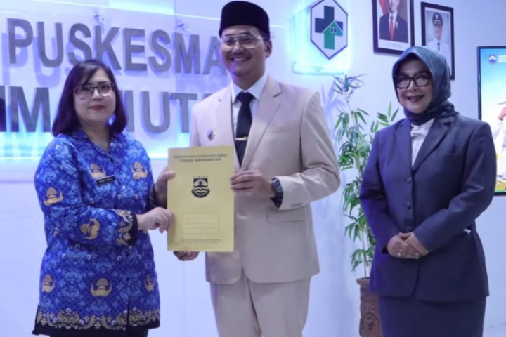 Wakil Wali Kota Cimahi Adhitia YUdisthira menyerahkan Surat Keputusan Pembukaan layanan Rawat Jalan Sore di Puskesmas Cimahi Utara dan Puskesmas Cipageran