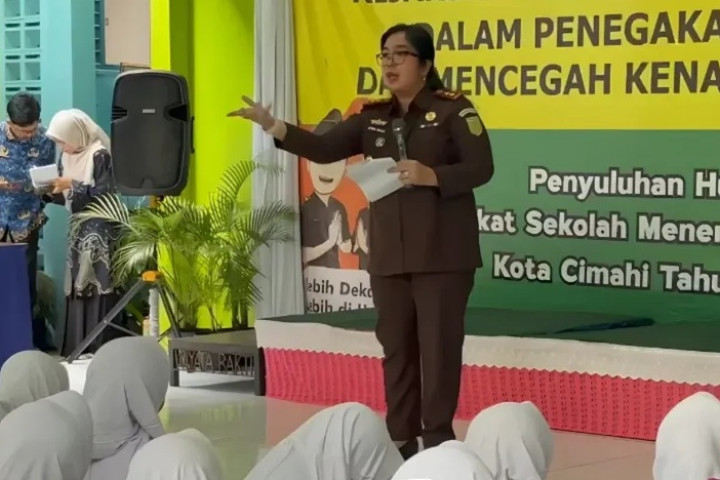 Kejari Cimahi melakukan Penyuluhan Hukum di SMP Wiyata Bakti Cimahi, Senin, 1 Desember 2025.