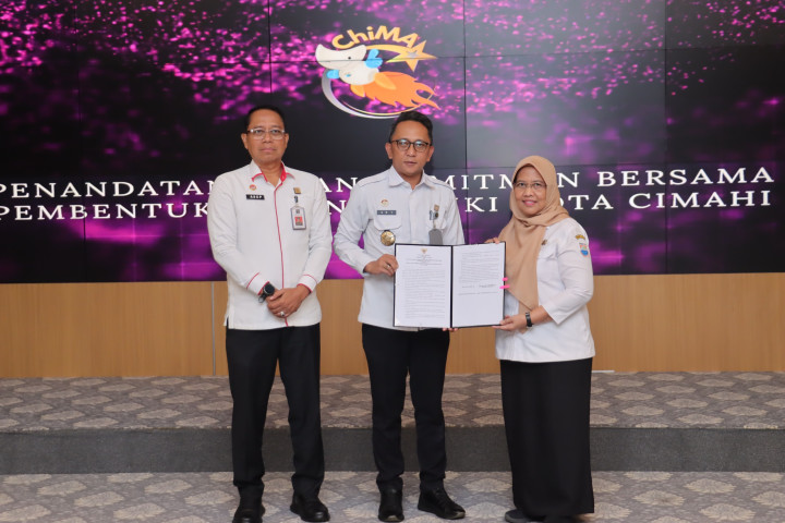Sekda Kota Cimahi Maria Fitriana menyerahkan penghargaan Cimahi Motekar Awards 2025, di Ballroom Mala Pelayanan Publik, Rabu, 3 Desember 2025.