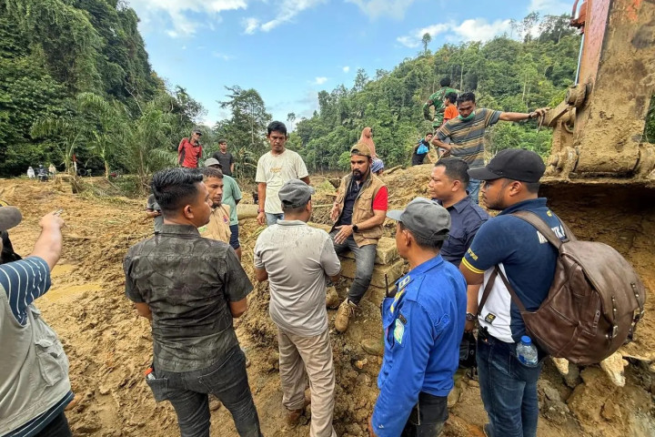 BNPB bersama Bupati Aceh Timur mendata korban terdampak sekaligus menyalurkan bantuan awal di Kecamatan Peunaron dan Serbajadi, Aceh Timur, belum lama ini .