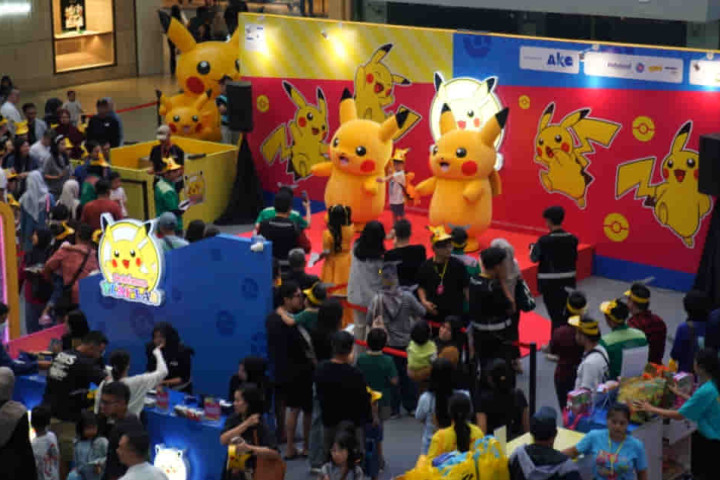 Para pengunjung menyambut antusias  peluncuran Seri Pokemon 
