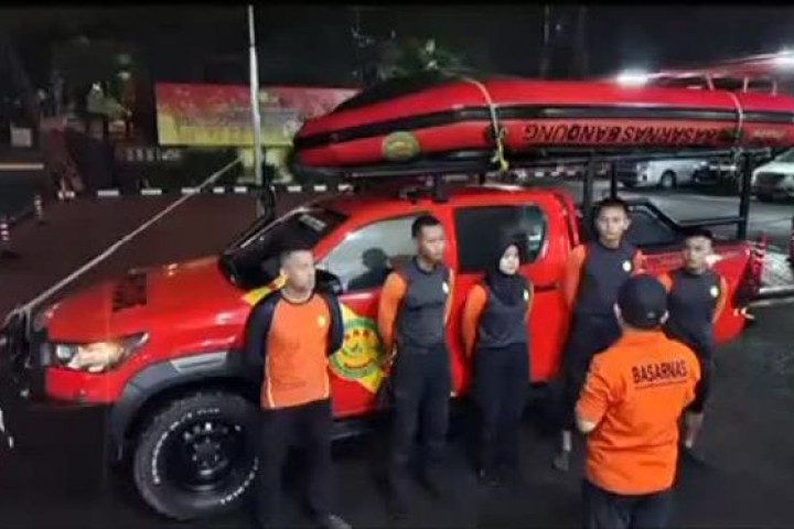 Kantor SAR Bandung memberangkatkan tim rescue untuk melaksanakan Evakuasi Korban Bnajir di Desa Pameuntasan, Kecamatan Kutawaringin Kabupaten Bandung, Kamis malam , 4 Desember 2025. 