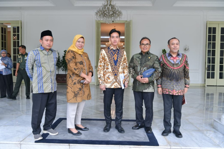 Wapres Gibran Rakabuming bersama KPAI membahas sejumlah isu strategis, terutama pelaksanaan program Makan Bergizi Gratis (MBG), di Istana Wapres, Jakarta, Jum’at, 5 Desember 2025.