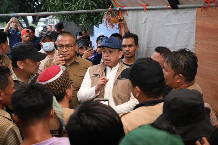 Sambil menyerahkan bantuan, Menteri ATR/BPN mendegarkan suara pilu korban terdampak bencana di Sumatera, Minggu, 7 Desember 2025.