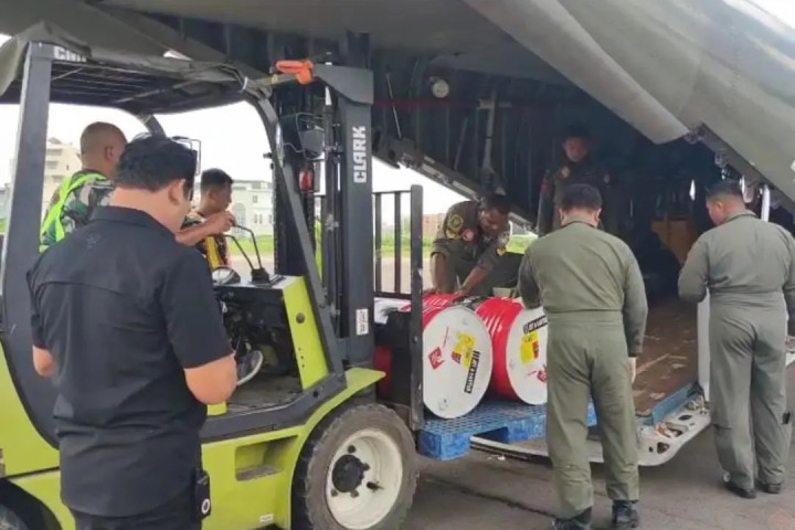 TNI melakukan pendistribusian Bahan Bakar Minyak (BBM) untuk mendukung percepatan penanganan bencana banjir dan tanah longsor di wilayah Sibolga dan Kabupaten Tapanuli Tengah, Minggu, 7 Desember 2025.