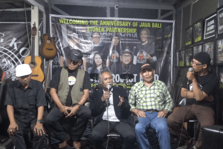 The Bali Simphony Senja Band saat wawancara di Warung Kopi Java Bali, Jalan Brigjen Katamso, Bandung, belum lama ini.