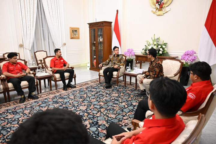 Wapres Gibran Rakabuming Raka menerima jajaran pengurus Liga Mahasiswa Nasional untuk Demokrasi (LMND) di Istana Wapres, Jakarta, Selasa, 8 Desember 2025. 
