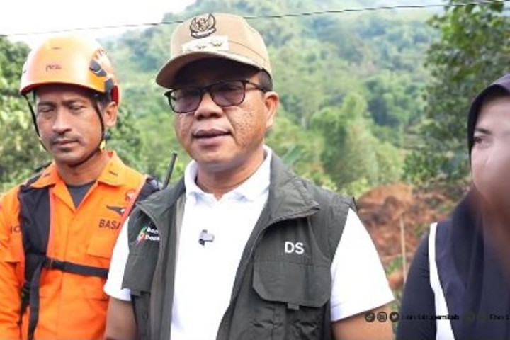 Bupati Bandung Dadang Supriatna meninjau lokasi bencana longsor di Kampung Condong, Desa Wargaluyu, Kecamatan Arjasari.