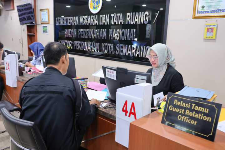 Petugas Kantah Kota Semarang sedang melayani masyarakat 