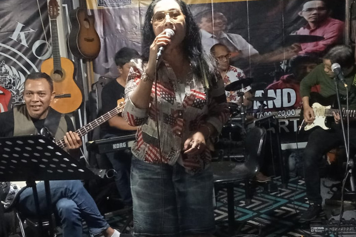 Gorter Band saat Perform di Warung Kopi Java Bali,Jalan Brigjen Katamso, Kota Bandung.