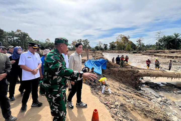 Wapres Meninjau Bencana Banjir di Desa Batu Hula, Kecamatan Batang Toru, Kabupaten Tapanuli Selatan, belum lama ini. 