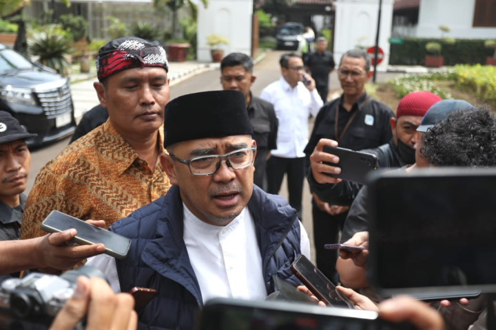 Wali Kota Bandung M Farhan memberikan keterangan pers terkait kondisi Wakil Wali Kota Bandung usai ditetapkan sebagai tersangka oleh Kejadi Kota Bandung.