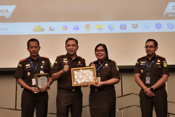Kepala Kejaksaan Negeri Cimahi Nurintan Sirait menerima penghargaan dari Kejaksaan Tinggi Jawa Barat.