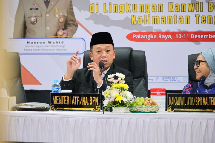 Menteri ATR/Kepala BPN Nurson Wahid memberikan pengarahan di Kanwil BPN Kalimantan Tengah,Kamis, 11 Desember 2025.