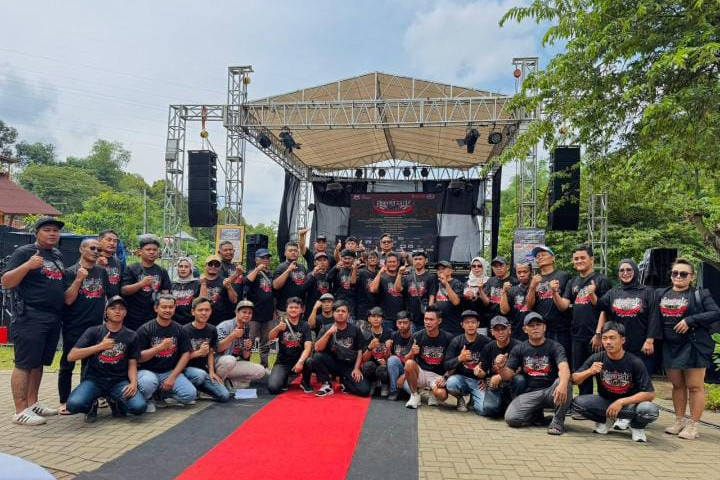 Anggota Komunitas Sound System Cimahi berfoto bersama saat kegiatan Anniversary VII, belum lama ini. 