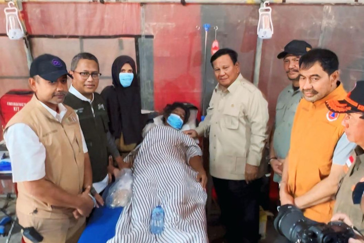 Presiden RI Prabowo Subianto mengunjungi Posko Kesehatan Pegadaian Peduli di Aceh Tamiang, Jum'at, 13 Desember 2025.