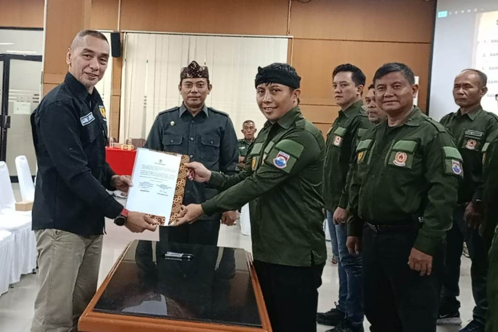 Wakil Ketua Bidang Organisasi Forki Jawa Barat Agung Satria Negara menyerahkan SK Kepenurusan Forki Kota Cimahi Periode 2024-2028, kepada Ketua Umum Forki Kota Cimahi Lucky Sugih Mauludin, di Aula Geung A Pemkot Cimahi, Sabtu, 13 Desember 2025.