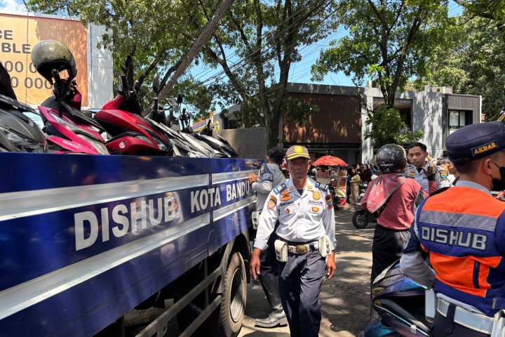 Dishub Kota Bandung melakukan penertiban parkir liar.