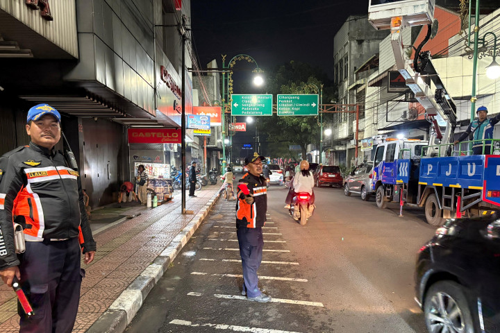Dinas Perhubungan Kota Cimahi memasang peralatan Electronic Traffic Law Enforcement (ETLE) di Jalan Gandawijaya Kota Cimahi