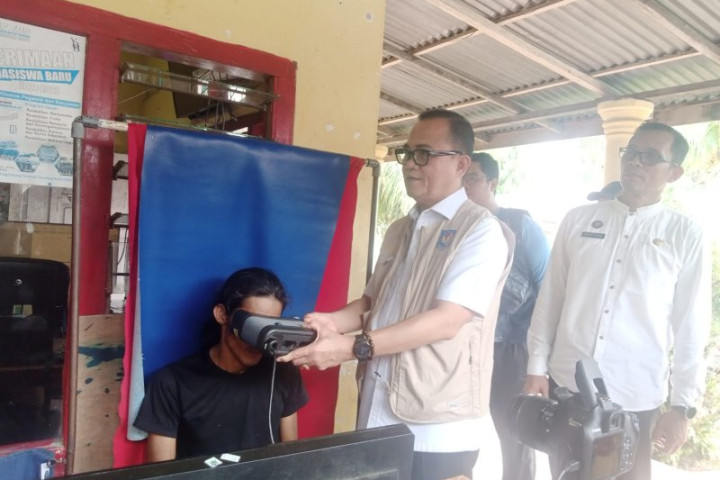 Ditjen Dukcapil  Kementerian Dalam Negeri melakukan pelayanan administrasi kependudukan darurat bagi korban banjir  di Nagari Seulayat Ulakan, Kecamatan Ulakan Tapakih, Kabupaten Padang Pariaman, Sumatera Barat.  