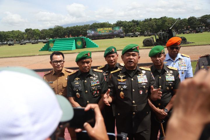 Kasad Jenderal TNI Maruli Simanjuntak memberikan keterangan pers usai Peringatan Hari Juang TNI AD, di Lapangan Brigif , Jalan Kebun Rimput Kota Cimahi, Senin, 15 Desember 2025.