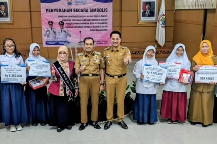 Penerima Bantuan Pendidikan berfoto bersama Wali Kota dan Wakil Wali Kota Cimahi