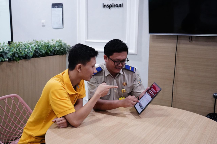 Petugas Kantor Pertanahan menunjukan cara cek PPAT yang kredibel lewat aplikasi Sentuh Tanahku.