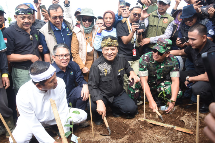 Pangdam III/Siliwangi Mayjen TNI KOsasih  bersama Gubernur Jabar Dedi Mulyadi dan masyarakat Kabupaten Bandung menanam  komoditi teh dan kekayuan, di lahan PTPN I Kecamatan Pangalengan, Kabupaten Bandung, Selasa, 16 Desember 2025. 