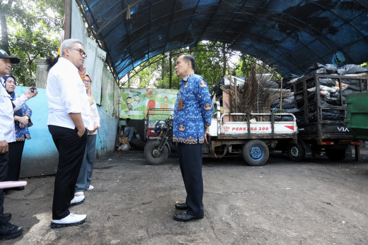 Wali Kota Bandung M Farhan melakukan monitoring pengolahan sampah di Kelurahan Citarum, Rabu, 17 Desember 2025.