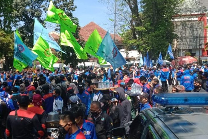 Massa Aliansi SP/SB Kota Cimahi melakukan aksi demo 
