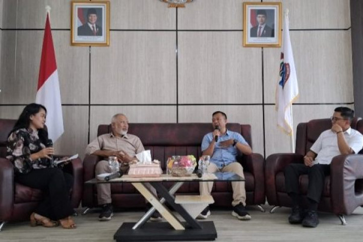 Para Narasumber sedang memaparkan pemahaman jurnalitistik kepada para guru dan kepala sekolah saat sosialisasi jurnalistik yang digelar DPD JWI Kota Cimahi, Jum'at, 19 Desember 2025