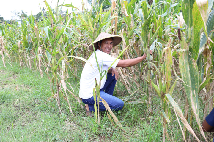 Petani Muda di Desa Soso Blitar menggarap tanah hasil redistribusi dengan cara yang lebih mandiri, kreatif, dan berorientasi pada peningkatan ekonomi keluarga.