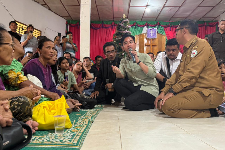 Wapres Gibran Rakabuming Raka  mengunjungi Gereja Banua Niha Keriso Protestan (BNKP) Jemaat Petrus Ombulata di Kota Gunungsitoli, Provinsi Sumatra Utara, Senin, 22 Desember 2025.  