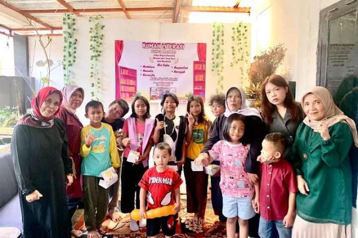 Rumah Literasi Bunga Rampai,  komunitas yang berlokasi di Cipanawar RT 01/ RW 09 Kelurahan Cipageran Kecamatan Cimahi Utara ini berkomitmen membangun kecerdasan masyarakat lewat ekosistem membaca dan meningkatkan kreativitas warga. 