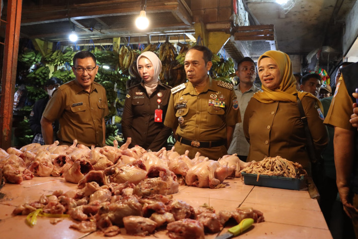 Wali Kota Cimahi Ngatiyana melakukan sidak harga pangan di Pasar Antri jelang Natal dan tahun baru 2025.