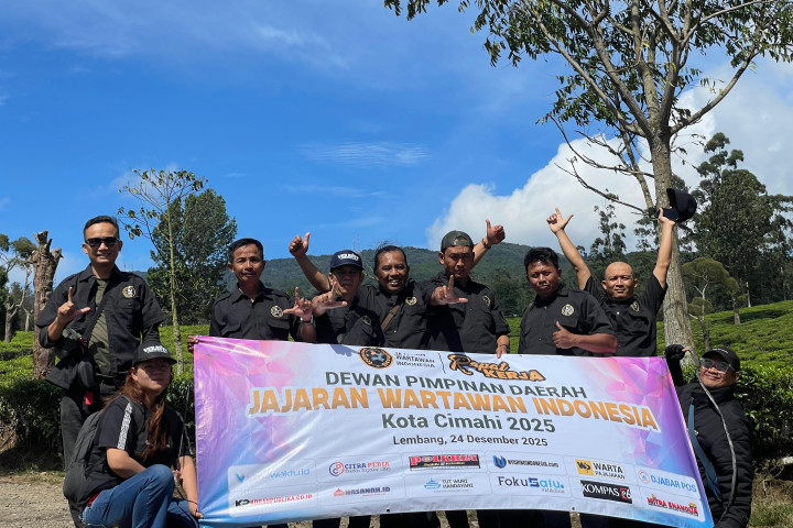 Pengurus DPD JWI Kota Cimahi berfoto bersama usai melaksanakan Rapat Kerja, di Parongpong KabupatenBandung Barat , Rabu, 24 Desember 2025.