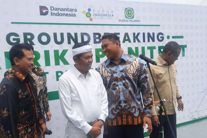 Gubernur Jawa Barat Dedi Mulyadi mendampingi Wakil Menteri Pertanian (Wamentan) RI Sudaryono melakukan prosesi groundbreaking pembangunan Pabrik NPK Nitrat PT Pupuk Kujang di Kabupaten Karawang, Selasa (23/12/2025).