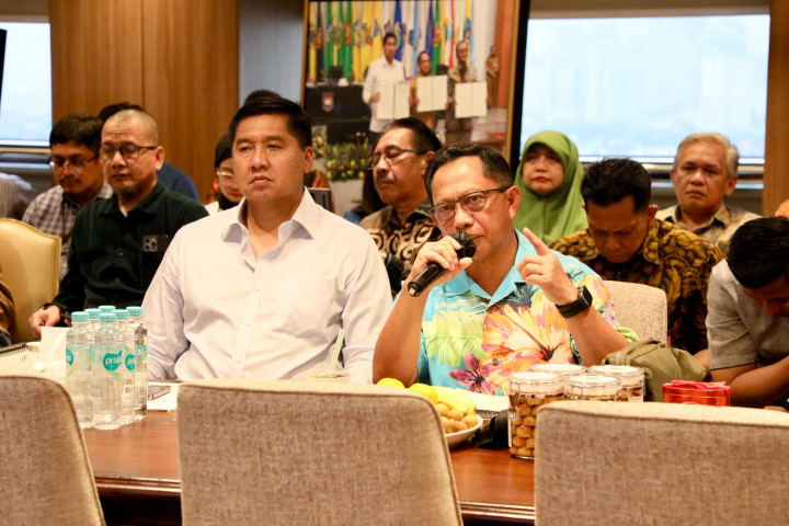 Mendagri Tito Karnavian bersama Menteri PKP Maruarar Sirait memimpin Rakor Pembangunan Rumah bagi korban bencana di Sumatera. 