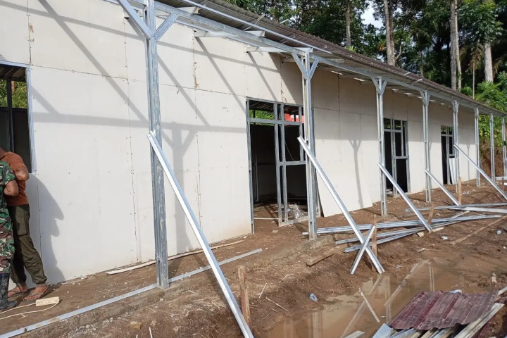 Progress pembangunan Huntara di SDN 05 Kayu Pasak, Jorong Kayu Pasak, Nagari Salareh Aia, Kecamatan Palembayan, Kabupaten Agam, Provinsi Sumatra Barat. Hingga Minggu (28/12) progress pengerjaan mencapai 50%. 