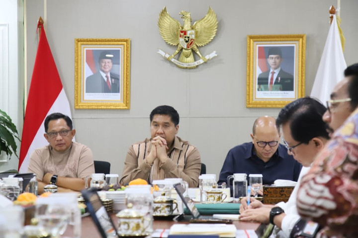 Mendagri Tito Karnavian menggelar Rapat Lanjutan Pembahasan Pembangunan Hunian Tetap (Huntap) Pascabencana di Wilayah Sumatera, Minggu (28/12/2025).